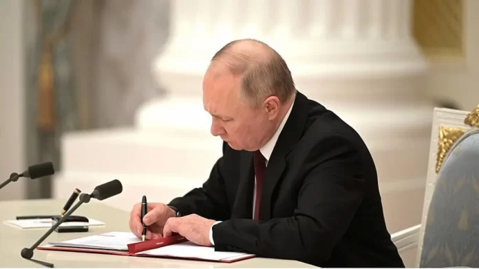Russian President signing a decree recognising Donetsk and Lugansk People’s Republics
