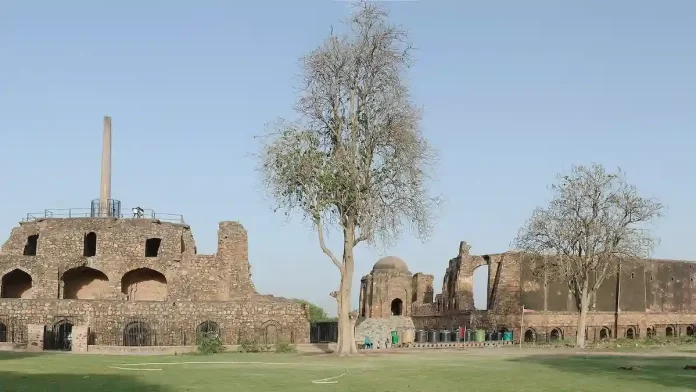Palace of Feroz Shah Kotla, topped by the Ashokan Delhi-Topra pillar (left) and Jamia Masjid (right).